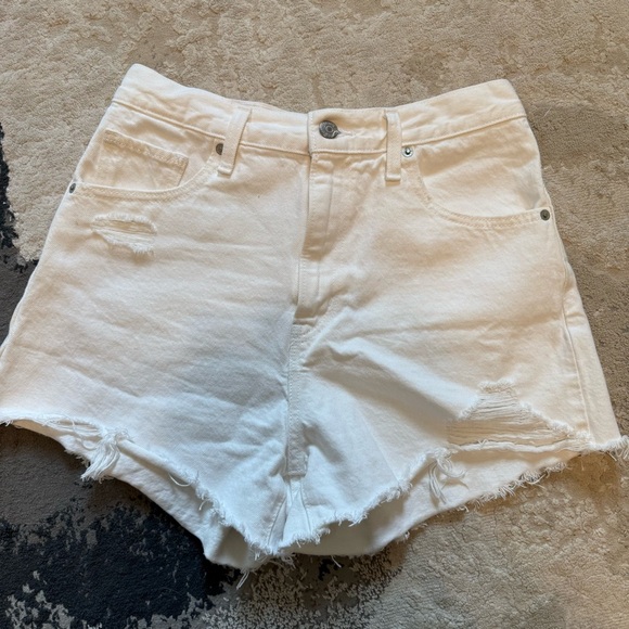 Levi’s High Waisted Mom Shorts in White Size W28 - Picture 4 of 11